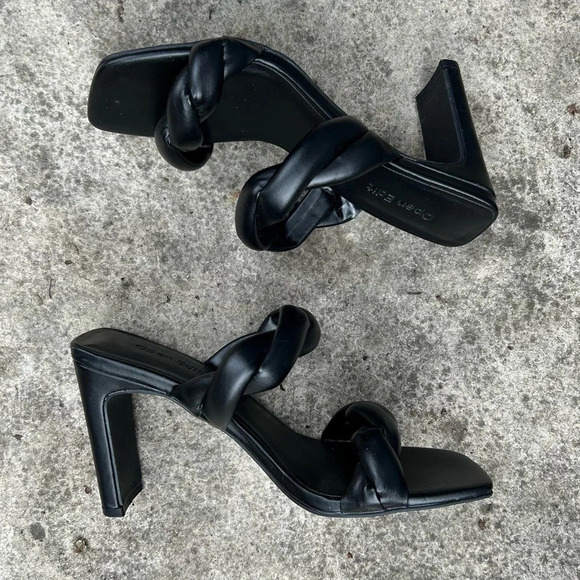 Open Edit  Black Remmy Twist Sandal, Size 6.5 - Picture 3 of 8